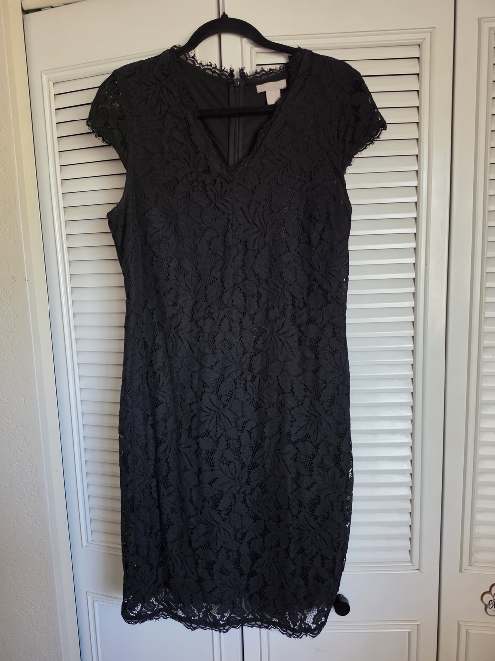 H&M Black Floral Lace V-Neck Cap Sleeve Mini Dress